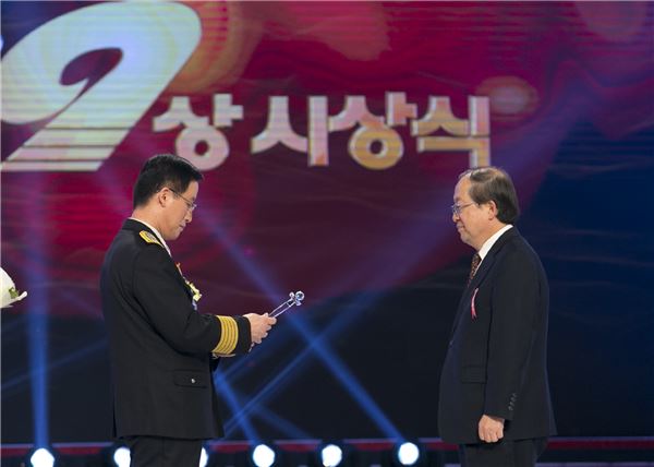 지난 23일 KBS공개홀에서 열린 KBS119상 시상식에서 생명보험사회공헌재단이 국민안전처장관상 봉사상을 수상해 유석쟁전무가 상을 받고 있다. 사진=생보재단 제공