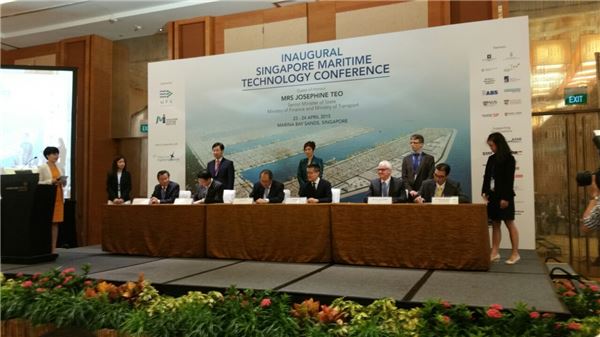 대림산업(좌측 테이블) 싱가포르 항만청(가운데 테이블), 벨기에 드레징 인터네셔널(우측 테이블) 관계자들이 싱가포르 항만공사 계약을 체결하고 있다. 사진=대림산업 제공