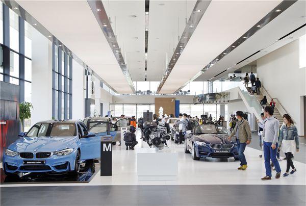 BMW 그룹 코리아가 26일 영종도 BMW 드라이빙 센터에서 8개 공식 딜러사의 애프터 세일즈(이하 AS) 부문 직원과 가족들을 초청해 ‘유나이티드 AS 원(UNITED AS ONE)’ 행사를 개최했다. 사진=BMW 코리아 제공