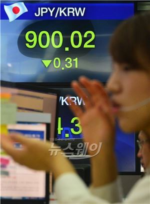 원·엔 환율이 7년 2개월 만에 장중 800원대에 진입했다. 사진은 지난 23일 서울시내 한 딜링룸의 모습. 사진=이수길 기자