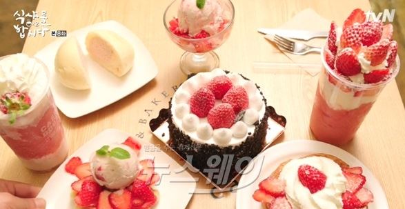  오늘의 먹방 주제는 ‘딸기’···조은지-허가윤 ‘딸기 파티’ 기사의 사진