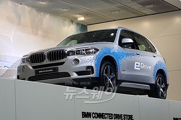 BMW X5 xDrive40e는 다재다능함과 유연한 퍼포먼스가 특징이다. 지능형 하이브리드 파워트레인은 엔진과 전기 모터의 움직임이 조화되어 운전자의 필요에 맞는 최적화된 효율성을 구현한다. 또한 운전자는 중앙 콘솔에 위치한 eDrive 버튼을 조작하면 다양한 드라이브 모드로 조정할 수 있다. 사진=윤경현 기자