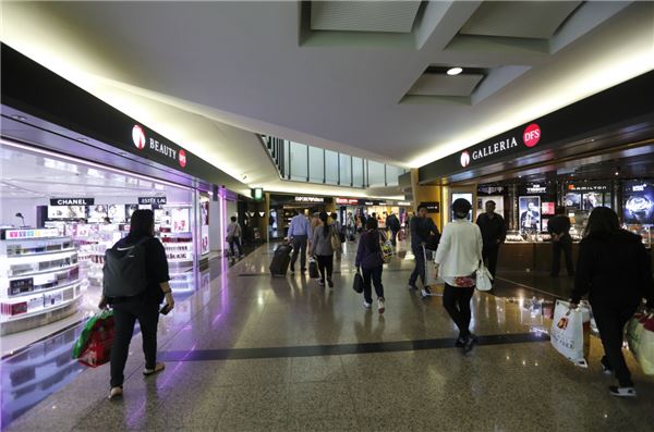 홍콩국제공항면세점 사진=캐세이패시픽 제공