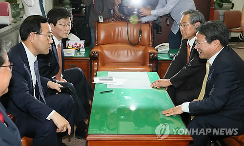 국회 공무원연금개혁위원회 주호영 위원장과 여야 원내대표 및 간사들이 1일 밤 국회에서 공무원연금개혁방안에 대해 막바지 교섭을 하고 있다. 사진=연합뉴스 제공