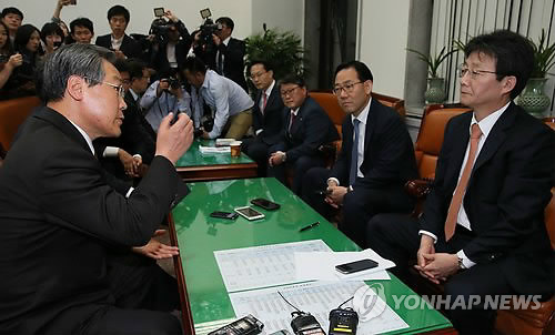 새누리당 유승민 원내대표(오른쪽)와 새정치민주연합 우윤근 원내대표(왼쪽), 주호영 공무원연금개혁특위원장(오른쪽 두 번째) 등이 1일 밤 국회에서 공무원연금개혁방안에 대해 막바지 교섭을 하고 있다. 사진=연합뉴스 제공