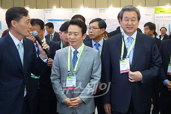 김무성 새누리당 대표(오른쪽)가 ‘제 28회 세계 전기자동차 학술대회 및 전시회(EVS28)’에 참석했다. 사진=윤경현 기자.