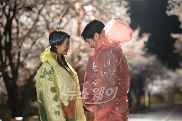 tvN 새 금토드라마 ‘구여친클럽’ 두 주연배우 송지효와 변요한의 순정만화 속 한 장면 같은 모습이 공개됐다 / 사진제공= CJ E&M