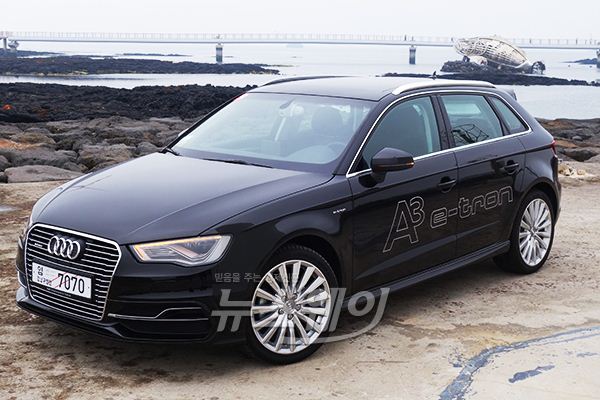 아우디 A3 스포트백 e-트론 A3와 거의 흡사하다. 다만 LED헤드라이트와 e-트론 특유의 크롬 싱글 프레임, 측면의 e-트론 엠블럼 등을 제외한다면 기존 A3와 큰 차이를 찾을 수 없다. 여기에 18인치 e-트론 휠과 보이지 않는 머플러 팁은 변화가 없는 가운데 e-트론임을 보여주는 팁들이다.