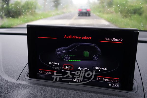 본격적인 시승을 위해 스타트 버튼을 누르면 EV모드가 작동했다. 주행모드는 EV모드와 하이브리드 오토, 하이브리드 홀드, 하이브리드 충전 등 4가지다. 각각의 모드는 전기모터와 배터리 충전, 가솔린 엔진의 사용 여부에 따라 나뉘게 된다. 다른 차량의 시승인원이 2명인데 반해 9조는 3명이 탑승했다. 하지만 여느 시승 차량과 비교해도 연비에 큰 영향은 없었다. 