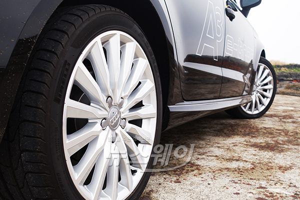 아우디는 지난 2012년부터 2014년까지 르망 24시간 레이스에서 아우디 R18 e-트론 콰트로(Audi R18 e-tron quattro) 레이싱 카로 3연패를 달성했다. 우연이 아니다. 많은 시간 공을 들인 노력의 댓가다.