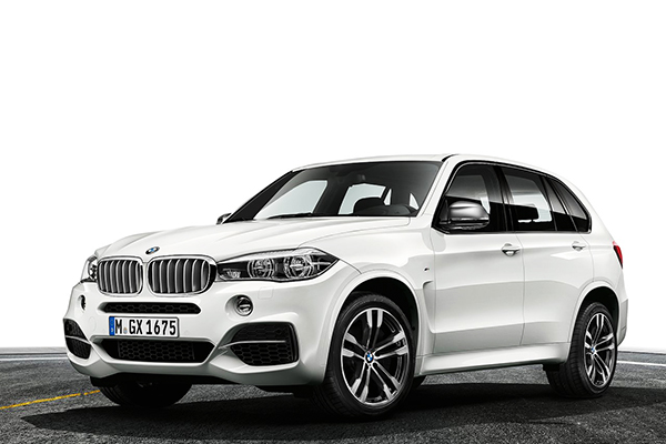 BMW X5 M50d의 전체적인 스타일은 흰색 컬러와 함께 스포티함이 눈에 띈다. 이전 모델에 비해 32mm가 늘어났지만 크다는 느낌보다는 세련됐다는 평가가 우세하다. 사진=BMW 코리아 제공