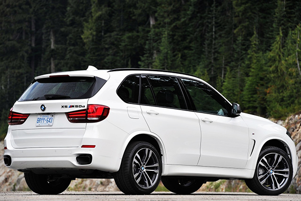 BMW X5 M50d는 최고출력 381마력, 최대토크 75.5kgm에 M 퍼포먼스 트리플 터보차저 기술이 적용된 엔진을 장착했다. 스타트 버튼과 함께 M 브랜드 특유의 묵직한 엔진 사운드는 운전자로 하여금 흥분과 기대를 만든다. 아무래도 M 이라는 뱃지의 영향이 클 것이다. 사진=BMW코리아 제공