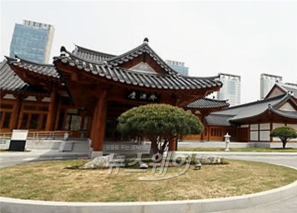 섬세함 가득 담은 한옥호텔 ‘경원재 앰배서더 인천’ 기사의 사진