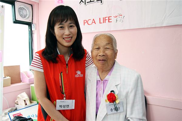 PCA생명이 어버이날을 맞아 지난 6일 서울 화곡노인참여나눔터와 서울신월노인참여나눔터를 방문해 어르신들과 함께 어버이날 행사를 진행했다. 사진=PCA생명 제공