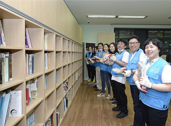 지난 7일 ‘더 좋은 내일 만들기’ 캠페인에 참가한 AIG손해보험 직원들은 직접 만든 책장을 서울시 중구에 위치한 무지개지역아동센터에 기증했다. 사진=AIG손해보험 제공