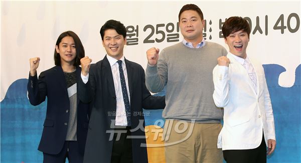 14일 오후 서울 영등포 타임스퀘어 아모리스 컨벤션에서 열린  tvN '촉촉한 오빠들' 제작발표회에 유학찬PD를 비롯해 김상경, 현주엽, 정상훈, 강균성 등 MC 4인이 참석해 프로그램에 관한 이야기를 전했다 / 사진= 김동민기자 life@