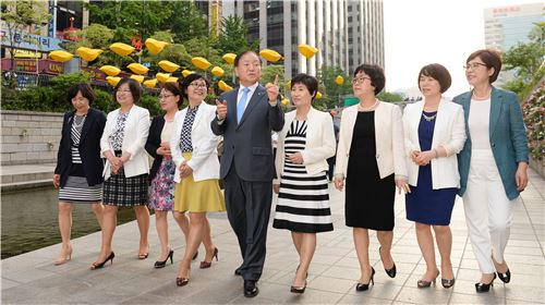 15일 김주하 NH농협은행장(가운데)이 서울 청계광장에서 여성 지점장들과 간담회를 갖고 있다. 사진=NH농협은행 제공