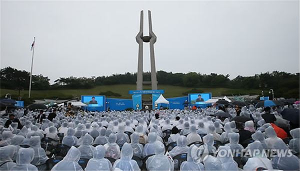 18일 오전 광주 북구 운정동 국립 5·18민주묘지에서 제35회 5·18 기념식이 열리고 있다. 사진=연합뉴스 제공