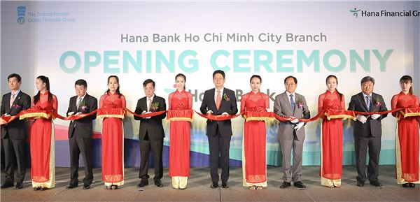 최근 시중은행들의 베트남 진출이 이어지고 있다. 하나은행이 베트남 호치민 지점을 오픈했다. 