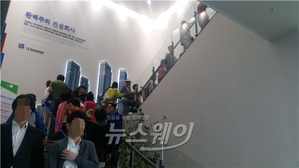 본보기집 유니트 입장을 위해 방문객들이 줄을 서 기다리고 있는 모습. 사진=서승범 기자 seo6100@
