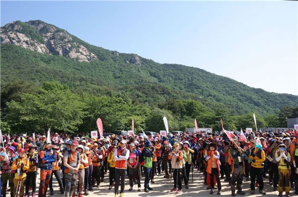 22일 밀레 한국명산 16좌 원정대 시즌2 마지막 산행 계룡산 산행에 참가한 고객들의 모습. 사진=밀레 제공