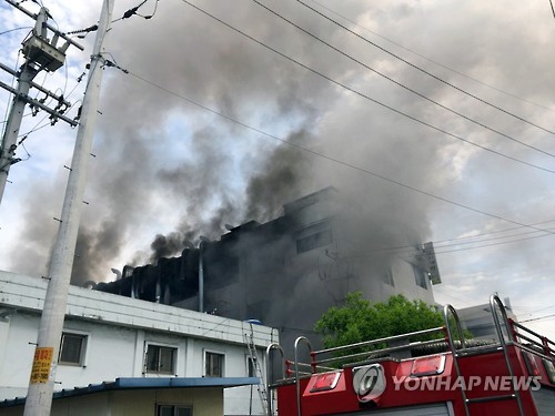 대구 제3산업공단에 있는 한 안경공장에서 불이났다. 사진=연합뉴스 제공