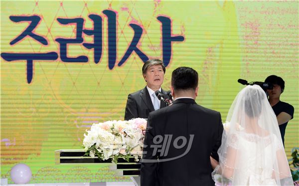 KBS가 사회공헌사업으로 마련한 다문화-북한 이탈주민 부부를 위한 합동결혼식인 ‘행복한 결혼식’이 24일 오후 KBS 홀에서 거행됐다 / 사진= KBS