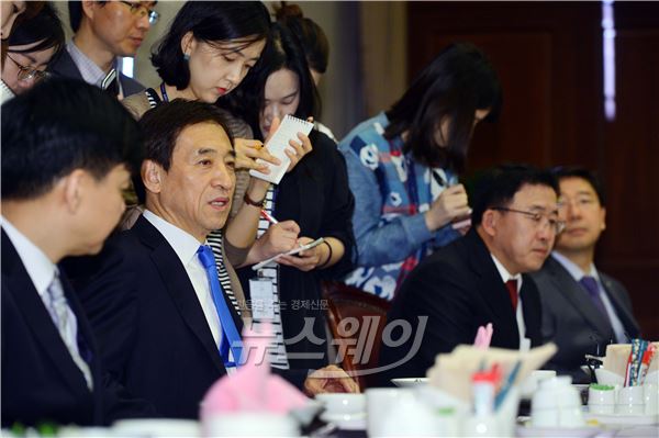 26일 서울 남대문로 한국은행 본관에서 열린 '경제동향간담회'에서 이주열 한은 총재(사진 왼쪽에서 두번째)가 모두 발언을 하고 있다.
