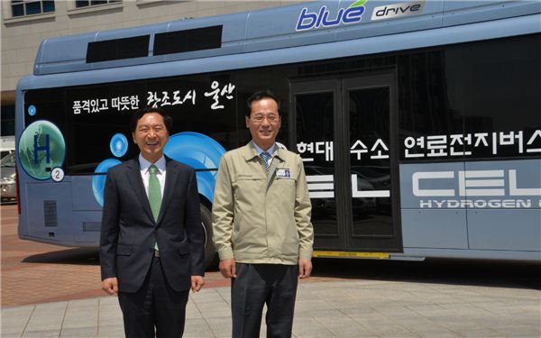 현대자동차와 울산시가 수소연료전지버스 시범운행으로 친환경차 보급에 앞장선다. 현대차는 27일 울산시와 ‘수소연료전지버스 시범운행을 위한 업무협약’을 맺고 친환경 수소연료자동차 기술개발과 산업육성을 위해 적극 협력키로 했다. 사진=현대자동차 제공