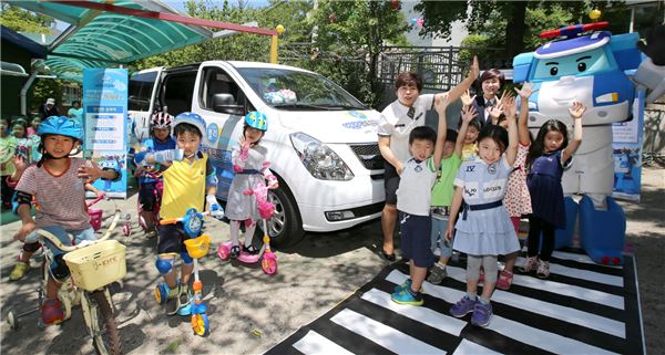 현대자동차가 안전생활실천시민연합과 함께 서울 및 전국 어린이집과 유치원 어린이를 대상으로 어린이들의 교통안전 의식개선 및 사고예방을 위한 ‘2015 로보카폴리와 함께하는 교통안전 교실’을 실시한다. 사진=현대자동차 제공