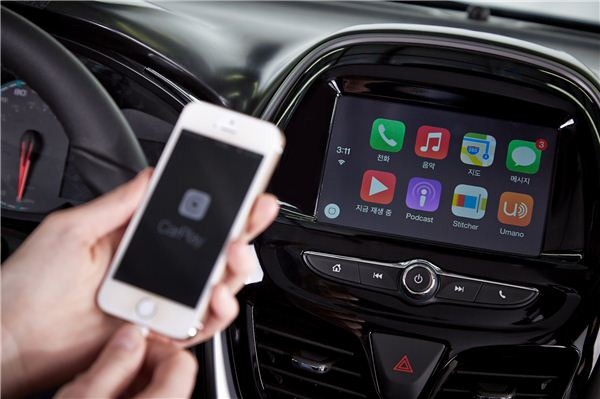 쉐보레(Chevrolet)는 올 하반기 출시 예정인 차세대 경차 스파크(Spark)에 국내 완성차 업계 최초로 애플 카플레이(Apple CarPlay)를 지원하는 새로운 인포테인먼트 시스템을 탑재한다. 사진=한국지엠주식회사 제공