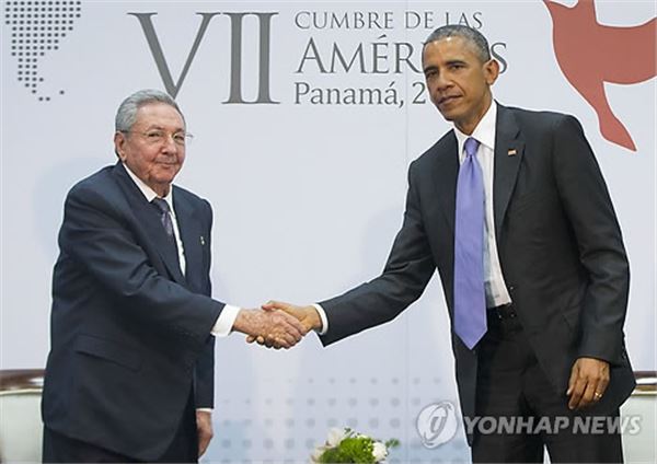 버락 오바마 미국 대통령(오른쪽)과 라울 카스트로 쿠바 국가평의회 의장이 지난달 11일(현지시간) 파나마 수도 파나마시티의 미주기구(OAS) 정상회의에서 만나 악수하고 있다. 사진=연합뉴스 제공