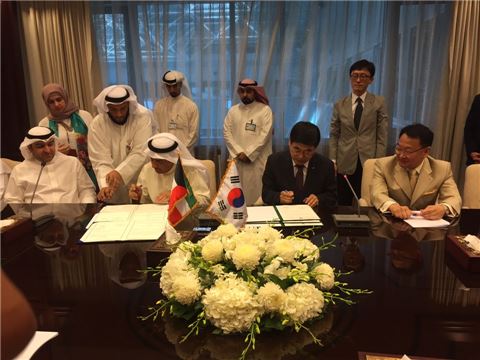 LH 이현주 국책사업본부장과 쿠웨이트 바데르 알-와다얀 주거복지청이 지난 1일 쿠웨이트 현지에서 신도시·주택건설 분야 정보교류 및 기술협력을 위한 협약서에 서명하고 있다.(출처=LH)