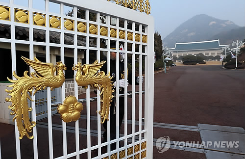 靑, 메르스 긴급대책반. 청와대는 2일 현정택 정책조정수석 주재로 메르스(중동호흡기증후군) 관련 긴급 점검회의를 열고 대통령 비서실 내에 ‘메르스 관련 긴급 대책반’을 편성, 24시간 비상 근무체제를 유지키로 했다고 밝혔다. 사진=연합뉴스 제공