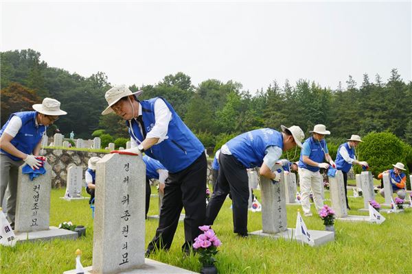 3일 장형옥 효성나눔봉사단장(왼쪽 두 번째) 및 효성나눔봉사단원이 국립서울현충원 9묘역에서 묘역 정화활동을 하고 있다. 사진=효성 제공