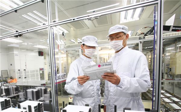 LG화학 충북 청원 오창 전기차 배터리 공장에서 연구원들이 생산된 배터리 셀을 검사하고 있다. 사진=뉴스웨이 DB