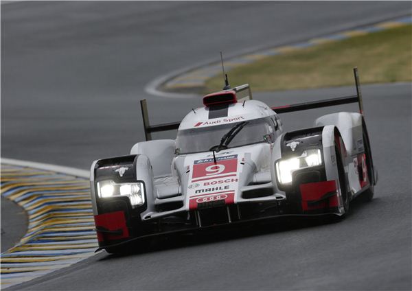 아우디 R18 e-트론 콰트로가 오는 13일부터 14일간 프랑스 르망지역에서 개최되는  ‘2015 르망 24시간(2015 Le Mans 24 Hours) 레이스’에서 6년 연속 및 통산 14번째 우승 트로피에 도전한다.