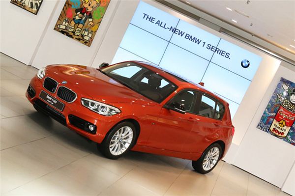 새로운 BMW 뉴 1시리즈 라인업에 기본 적용되는 옵션은 iDrive 시스템, 6.5인치 고해상도 디스플레이와 함께 모델에 따라 각종 고급사양들이 대거 탑재됐다.