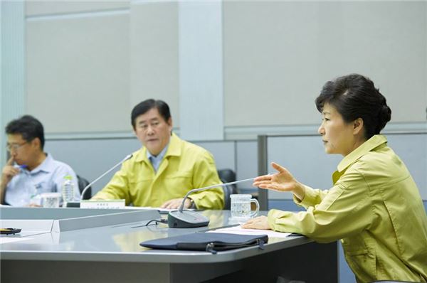박근혜 대통령이 지난 8일 범정부 메르스 대책지원본부 상황실을 방문해 보고를 받고 있다. 사진=청와대 제공