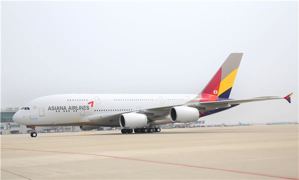 아시아나항공이 9일 오후 네 번째 에어버스 380(A380) 여객기를 도입한다. 사진은 인천국제공항에 주기 중인 아시아나항공 A380 여객기. 사진=아시아나항공 제공