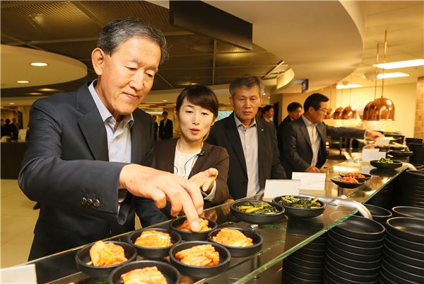 9일 허창수 전경련 회장이 세종대로 삼성본관에 위치한 구내식당을 방문해 배식을 받고 있다. 사진=전경련 제공