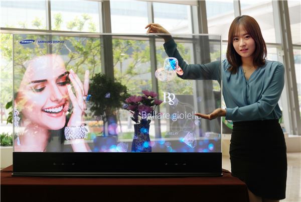 삼성디스플레이가 세계 최초로 개발한 55인치 투명 OLED와 미러 OLED 디스플레이를 처음으로 선보였다. 사진=삼성디스플레이 제공