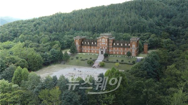  ‘경성학교: 사라진 소녀들’, 공간의 미학이 담은 반전 충격 기사의 사진