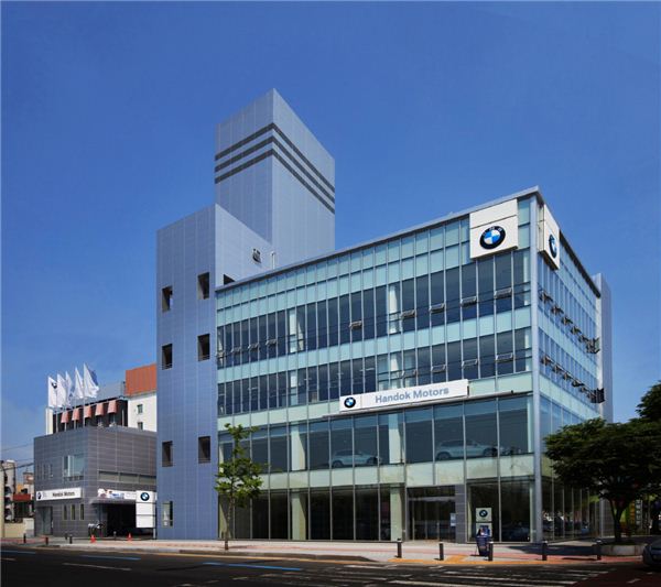 BMW 광주 상무 전시장은 지상 4층 규모다. 총 12대 차량을 전시할 수 있으며 최대 주차 대수는 36대다. 1층과 2층은 전시장과 페스트레인 서비스센터로 구성됐으며 3층은 사무실, 4층은 주차장으로 이뤄져 있다. 사진=BMW 코리아 제공