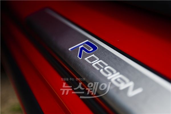 안전에 퍼포먼스 더한 力作 ‘볼보 S60 T6 R-Design’ 기사의 사진