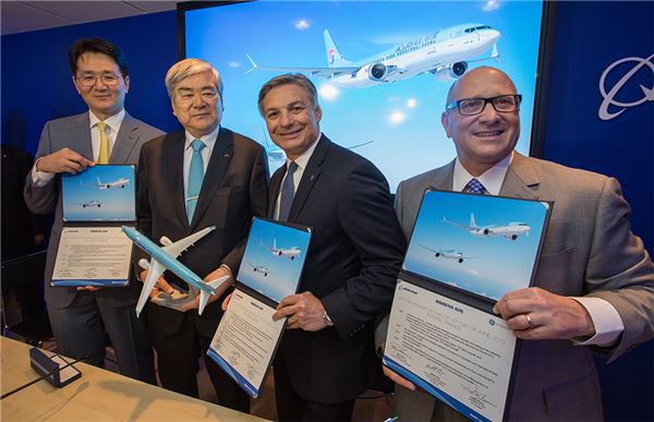 대한항공이 오는 2019년부터 2025년까지 총 50대의 보잉 737MAX-8 여객기와 에어버스 321NEO 여객기를 도입키로 하고 두 제작사 측과 여객기 도입에 대한 양해각서(MOU)를 체결했다. 지난 16일 오후(현지시간) 프랑스 파리 르부르제공항 내 파리에어쇼 현장에서 조양호 한진그룹 회장(왼쪽 두 번째), 조원태 한진칼 대표(왼쪽 첫 번째), 레이 코너 보잉 상용기부문 CEO(왼쪽 세 번째)가 양해각서를 체결한 후 기념 촬영을 하고 있다. 사진=대한항공 제공