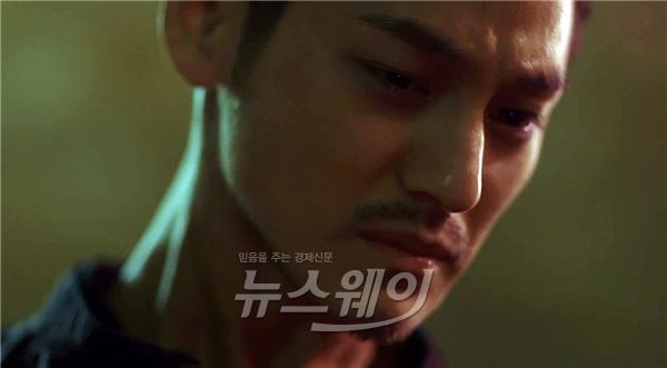 tvN ‘신분을 숨겨라’ 김범이 눈물을 머금은 애절한 표정을 짓고 있어 과연 위장을 위해 김태훈을 처리한 것인지 궁금증을 높인다 / 사진= CJE&M