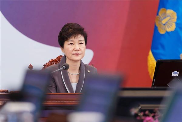 박근혜 대통령이 지난 9일 청와대에서 국무회의를 주재하고 있다. 사진=청와대 제공