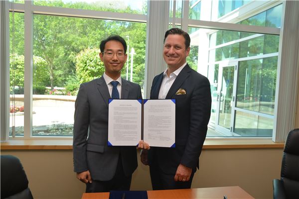 25일 KT DS가 글로벌 오픈소스 전문기업 'EDB(엔터프라이즈 DB)'와 손잡고 해외 시장 진출의 발판을 마련했다고 밝혔다. 사진=KT