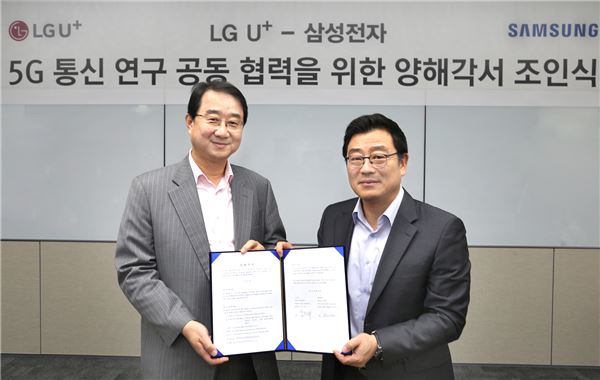 LG유플러스와 삼성전자는 5G글로벌 표준화 선도를 목표로 5G기술 표준과 관련 기술개발에서 상호 협력을 위한 양해각서(MOU)를 체결했다고 25일 밝혔다. 사진=LGU+